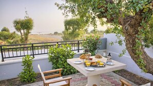 Outdoor dining - Villa Amor (Rhodes)