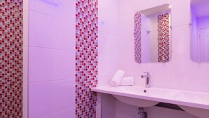 A bathroom with a sink, mirror, and tiled walls. - Inter Brive-la-gaillarde Nord Les Coquelicots (Saint-Pardoux-l'Ortigier)