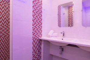 A bathroom with a sink, mirror, and tiled walls. - Inter Brive-la-gaillarde Nord Les Coquelicots (Saint-Pardoux-l'Ortigier)