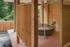 Bañera de hidromasaje al aire libre