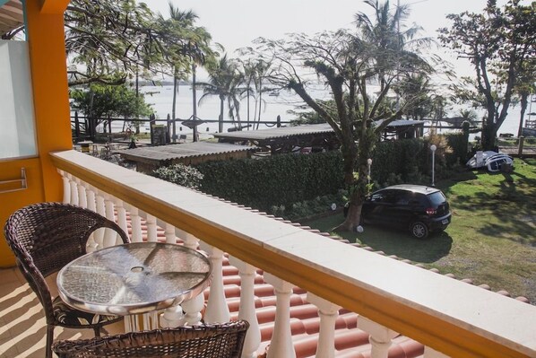 Outdoor dining - Hotel Balneário Itapocoroi (Penha)