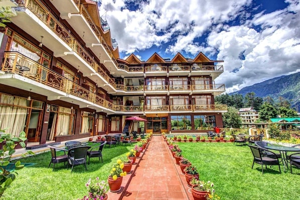 Outdoor dining - Hotel Snow Peak Retreat (Manali)