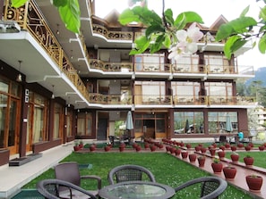 Outdoor dining - Hotel Snow Peak Retreat (Manali)
