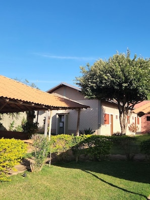 Il s’agit d’une propriété résidentielle comprenant une maison de plain-pied, un patio couvert et un jardin bien entretenu.