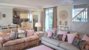 Unclassified image, 2 of 23, button - Newmarket Cottage (Chipping Norton)