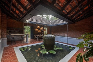 Outdoor dining - THE Periyar River Lodge Kothamangalam (Kothamangalam)
