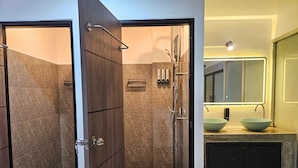 Deluxe-Doppelzimmer, Balkon, Stadtblick | Badezimmer
