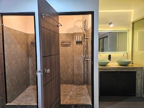 Habitación Deluxe doble, balcón, vistas a la ciudad | Baño