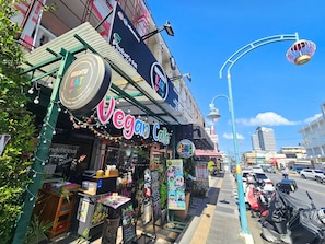 A street with a vegan cafe and a sign for Ubuntu Live.