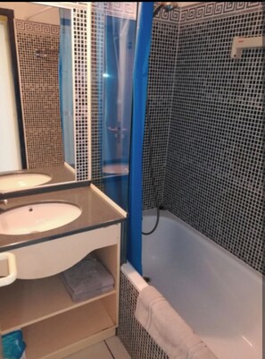 Bathroom - Vrbo Property (Talmont-Saint-Hilaire)