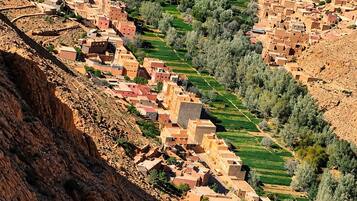 Un pueblo en terrazas con arquitectura tradicional, ubicado en un paisaje montañoso.