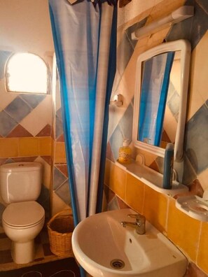 Phòng đôi, sân hiên, quang cảnh thành phố | Phòng tắm