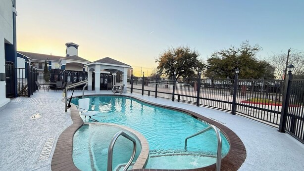 Pool - Regency Inn & Suites Baytown (Baytown)