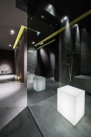 Un baño moderno con diseño minimalista, que incluye un espejo grande, una bañera y una zona de ducha.