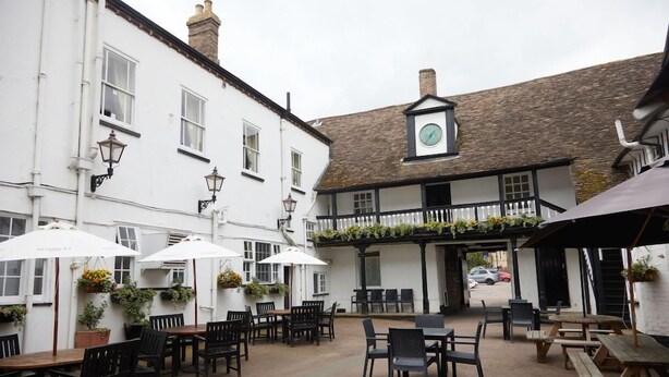 Outdoor dining - George Hotel (Huntingdon)