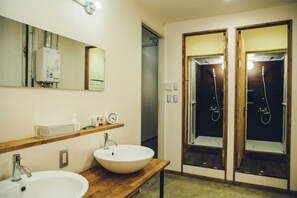 Bathroom - LEN Kyoto Kawaramachi Hostel Cafe BAR (Kyoto)