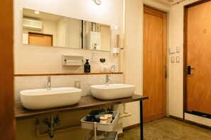 Bathroom - LEN Kyoto Kawaramachi Hostel Cafe BAR (Kyoto)