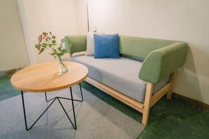Living area - LEN Kyoto Kawaramachi Hostel Cafe BAR (Kyoto)