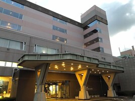 Hotel de diseño moderno, con una estructura sobresaliente y varios balcones.