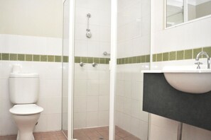 Bathroom - Meadowbrook Hotel Brisbane (Meadowbrook)