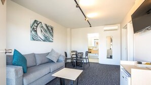 Living area - Westside Hotel (Melbourne)