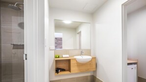 Bathroom - Westside Hotel (Melbourne)