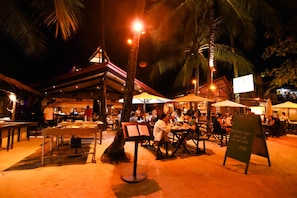 Outdoor dining - Pyramid Alona (Panglao)
