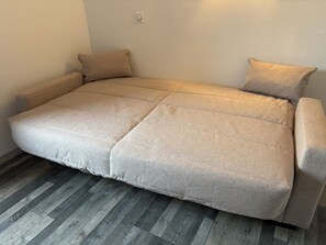 Een strijkplank/strijkijzer, reisbedje, gratis wifi, beddengoed