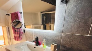 Bathroom - Vrbo Property (Cabrières)