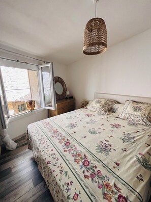 Een strijkplank/strijkijzer, reisbedje, gratis wifi, beddengoed