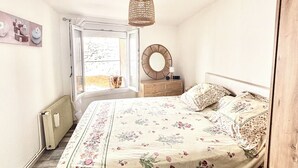 Room - Vrbo Property (Cabrières)