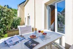Outdoor dining - Le Domaine De L'emeraude (Le Tronchet)