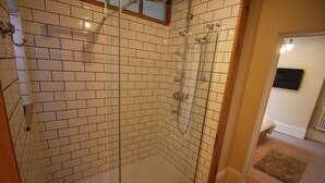 Bathroom - White Hart Hotel & Restaurant (Whitchurch)
