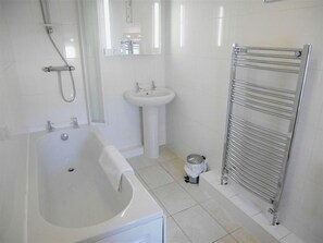 Bathroom - White Hart Hotel & Restaurant (Whitchurch)