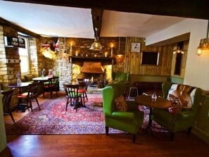 Unclassified image, 5 of 17, button - The Woodstock Arms (Woodstock)