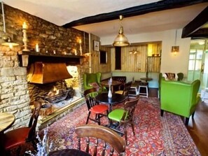 Unclassified image, 2 of 17, button - The Woodstock Arms (Woodstock)
