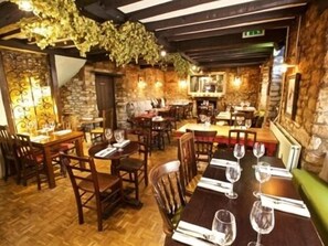 Unclassified image, 3 of 17, button - The Woodstock Arms (Woodstock)