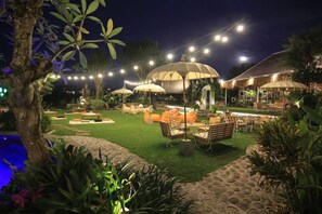 Outdoor dining - Taulan Villa and Restaurant (Keroboken Kelod)