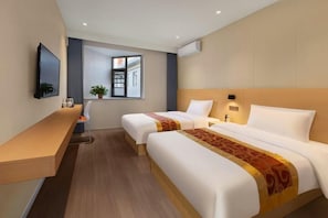 A hotel room with two beds, a TV, a window with a view, and a bedside table. - Shell Zhoukou Jiaotong Middle Road Central Bus Station Hotel (Zhoukou)