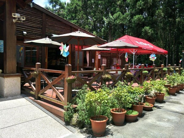 Outdoor dining - Xitou Youth Activity Center Hostel (Lugu)