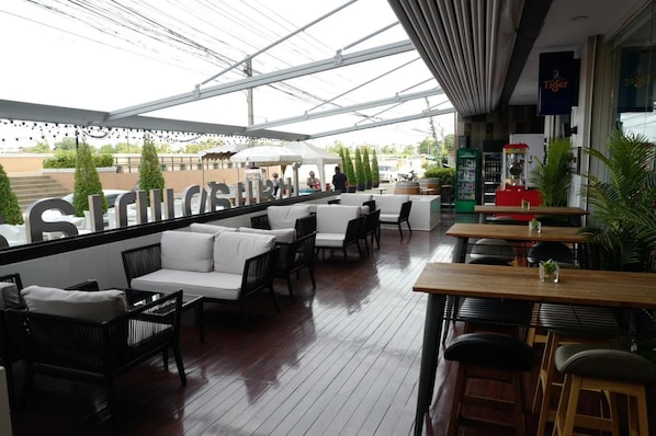 Outdoor dining - Chaisaeng Palace Hotel (Sing Buri)