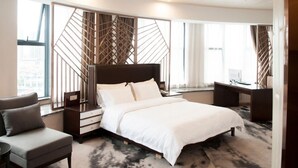 A modern hotel room with a large bed, a desk, and a chair. - Greentree Inn Jiaxing Haiyan Passenger Transport Center Hotel (Jiaxing)