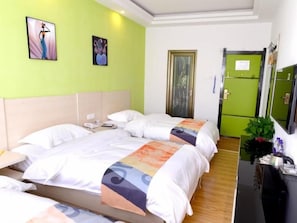 A hotel room with a bed, a desk, a green door, and a mirror. - Shell Xingtai Railway Station South Xinhua Road Hotel (Xingtai)