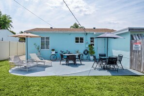 Outdoor dining - 2 Bedroom in WPB - Spacious Backyard - Prime Location (Unknown)