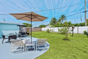 Outdoor dining - 2 Bedroom in WPB - Spacious Backyard - Prime Location (Unknown)