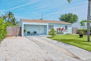Exterior - 2 Bedroom in WPB - Spacious Backyard - Prime Location (Unknown)