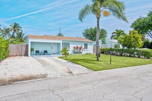 A single-story house with a covered patio, a front lawn, and a mailbox. - 2 Bedroom in WPB - Spacious Backyard - Prime Location (Unknown)
