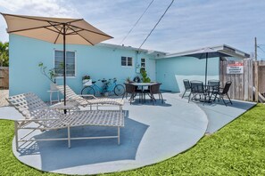 Outdoor dining - 2 Bedroom in WPB - Spacious Backyard - Prime Location (Unknown)