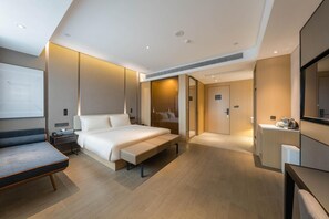 A modern hotel room with a large bed, a desk, and a seating area. - Atour Hotel Nankong Quzhou (Quzhou)