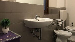 Bathroom - Alfani 1P (Florence)